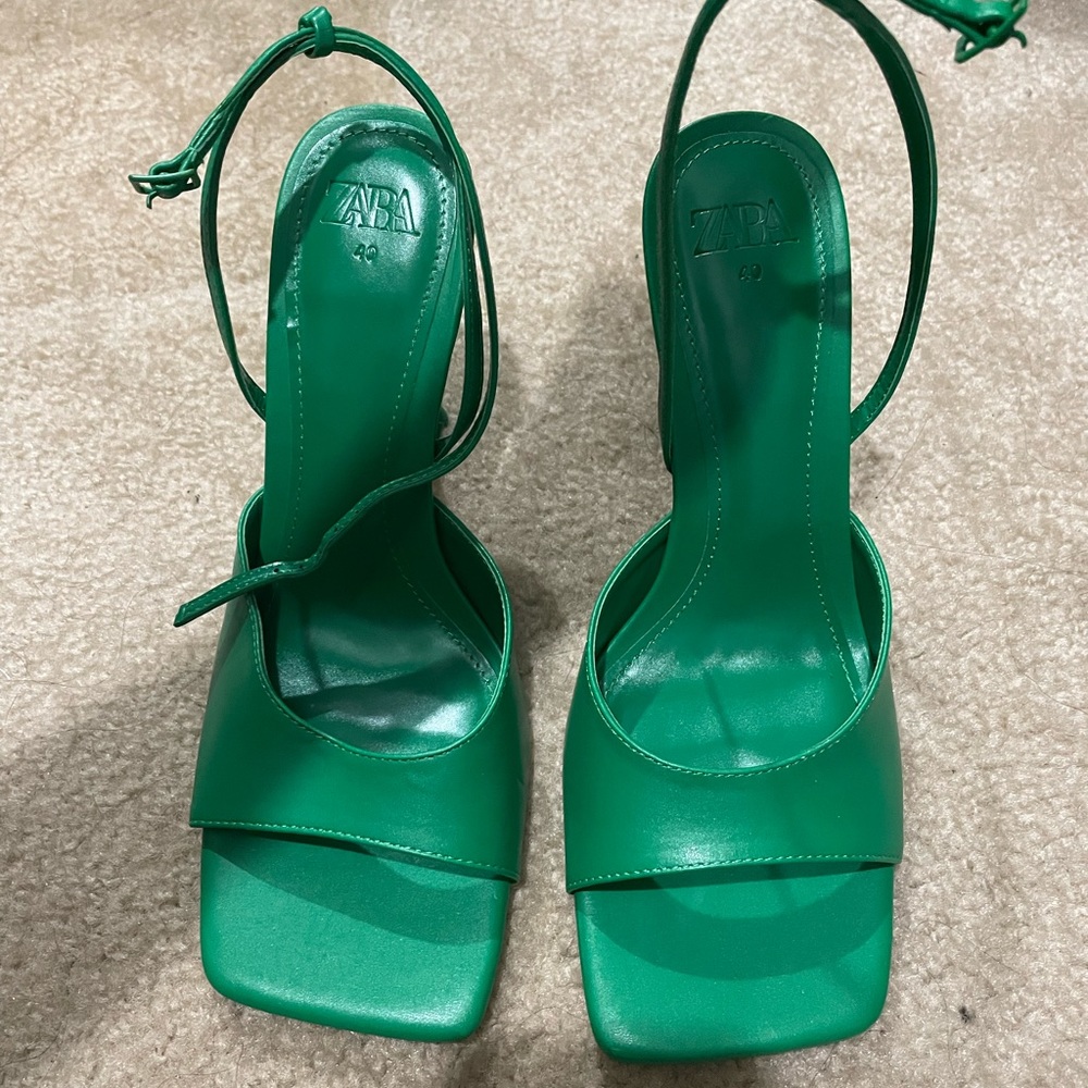 NWOT green Zara sling back sandals